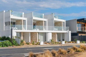 Sunsets Aldinga Beach, 4 king rooms, rooftop, incredible views